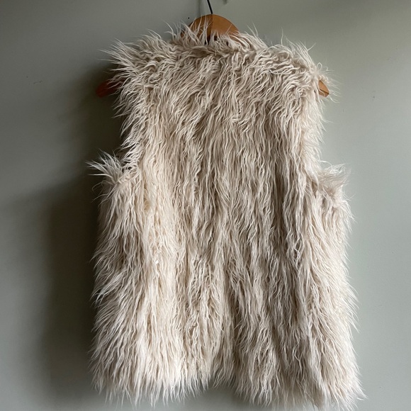 Graham & Spencer Cream Faux Fur Fluffy Vest Size Medium US 6 Chic Vest - Picture 4 of 14
